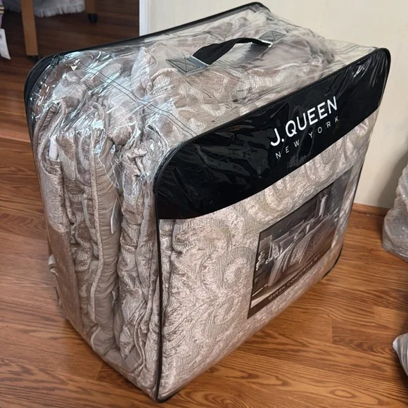 Luxurious Queen size Cream and Tan/Gray Comforter Set, Ornate,like new+3 pillows - Picture 13 of 15